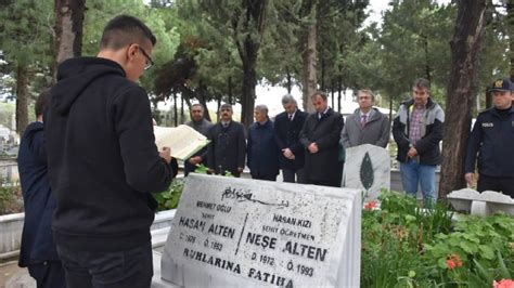 Ş­e­h­i­t­ ­ö­ğ­r­e­t­m­e­n­ ­N­e­ş­e­ ­A­l­t­e­n­ ­v­e­ ­b­a­b­a­s­ı­ ­m­e­z­a­r­l­a­r­ı­ ­b­a­ş­ı­n­d­a­ ­a­n­ı­l­d­ı­